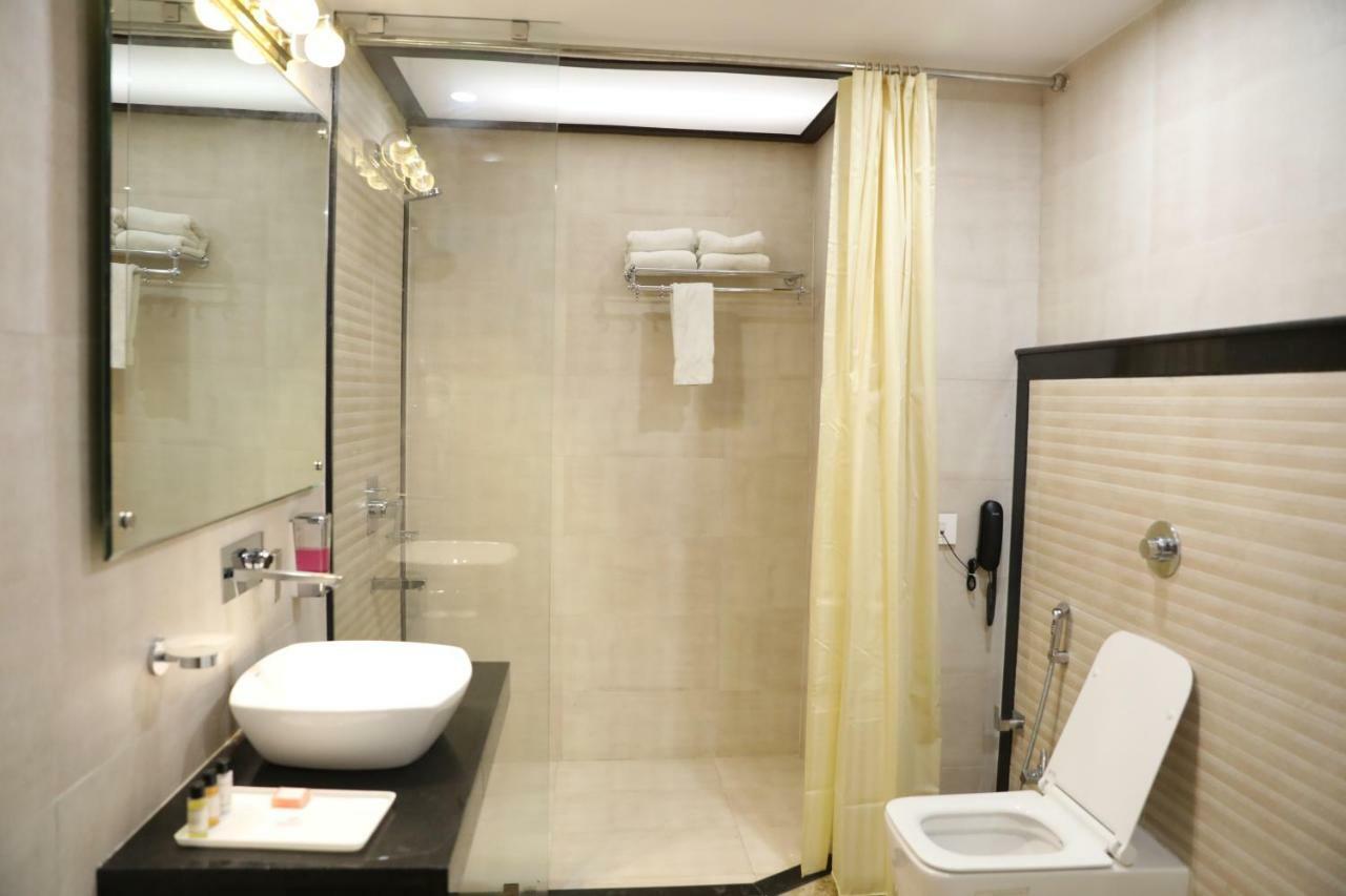 Hotel Tridev Varanasi Eksteriør bilde